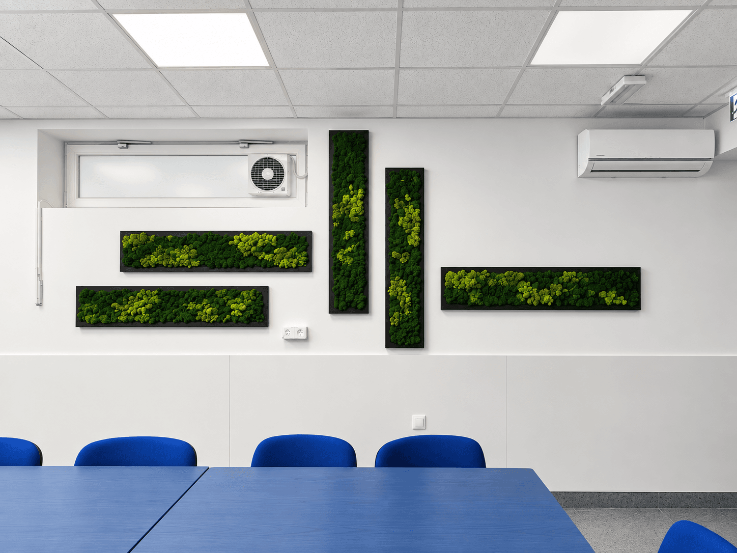 Zeleni geometrijski detalji na bijelom zidu